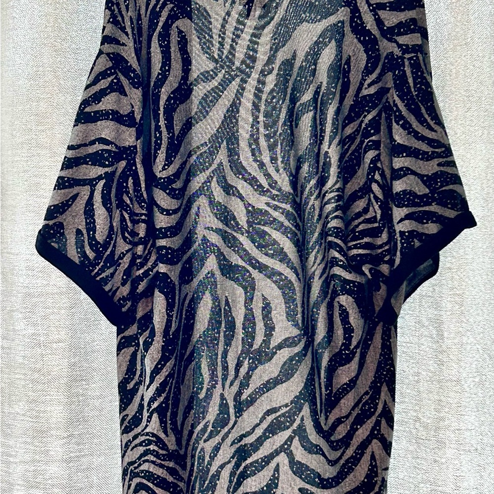Bobeau Black and Gray Textured Top - Picture 2 of 4